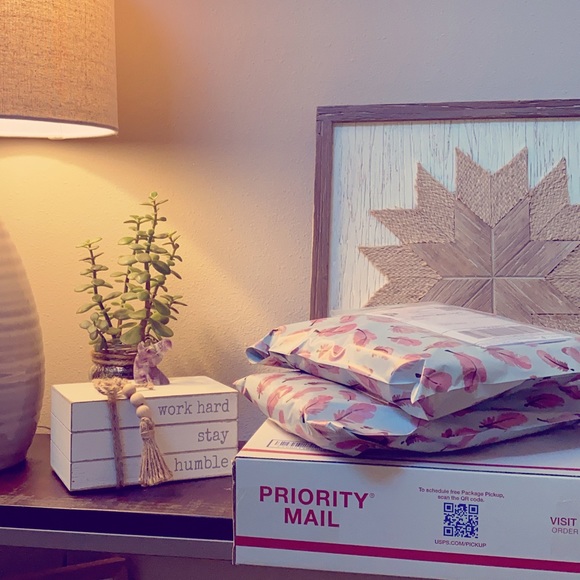 Hiiii!! Welcome to my closet!! 🙋🏻♀️ - Picture 2 of 7